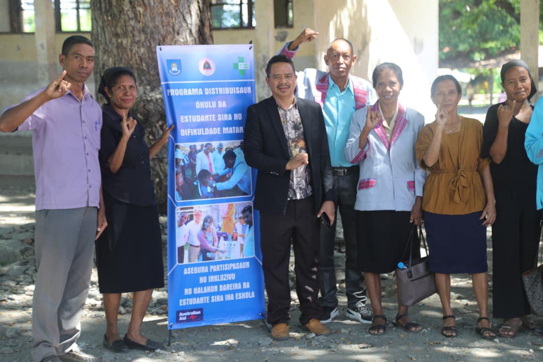 MINISTÉRIU EDUKASAUN DISTRIBUI ÓKULU BA ESTUDANTE SIRA IHA LIQUIÇÁ